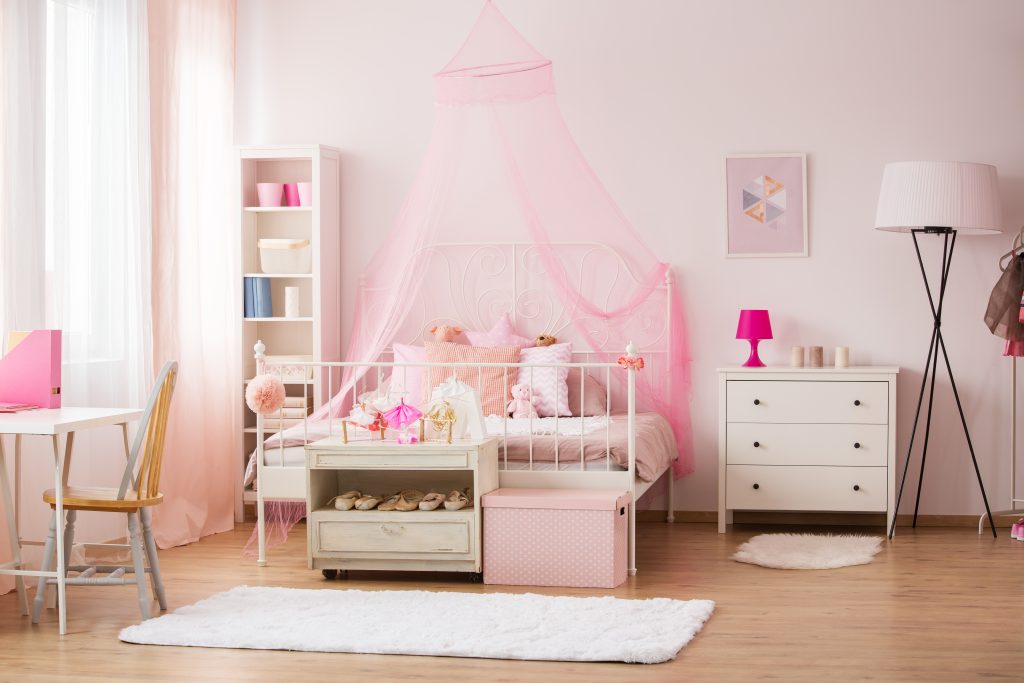 Chambre de petite fille avec décorations roses