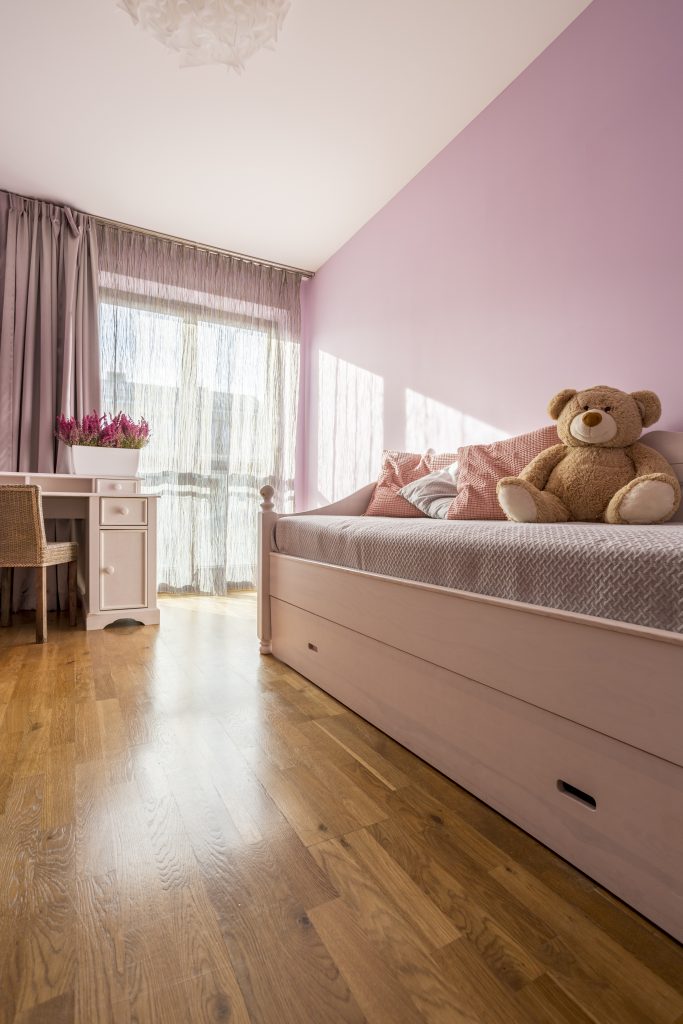 Chambre de fille avec parquet en longueur