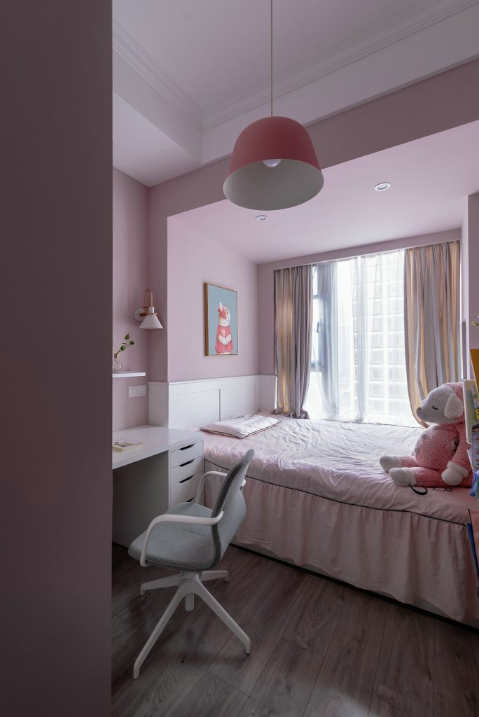 Chambre d'enfant aux tons violets pour petite fille