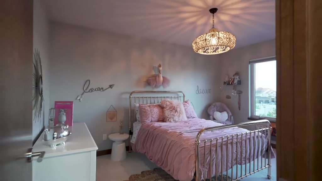 Chambre d'enfant avec lustre et lumière tamisée