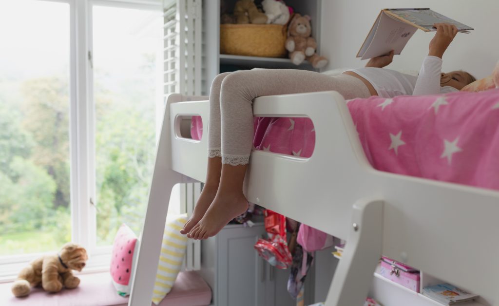 Un lit superposé dans une chambre de petite fille