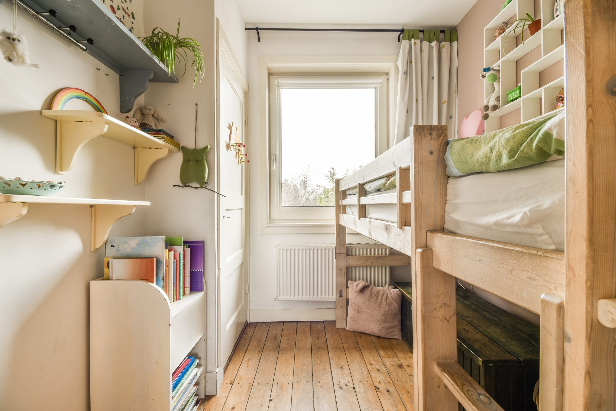 Intérieur de chambre d'enfant avec parquet et lits superposés avec rangements verticaux pour gagner de la place
