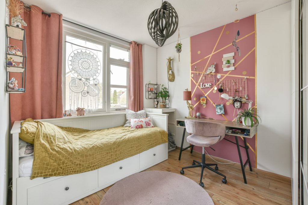 Intérieur de chambre design avec lit et armoire en bois en coin et fenêtre moderne