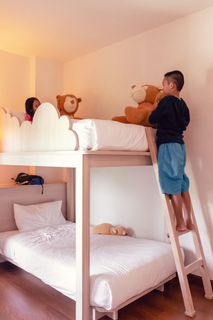 Chambre d'enfants avec lits superposés
