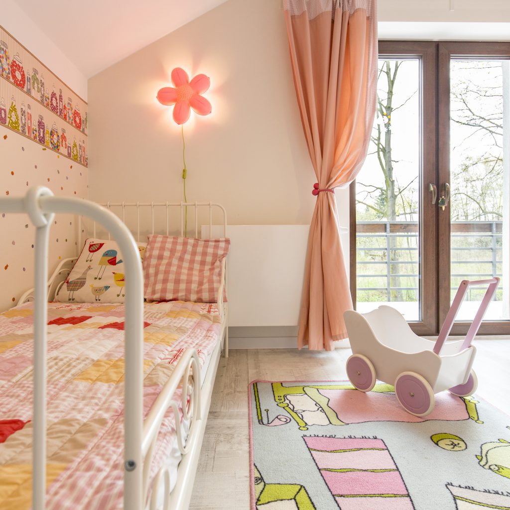 Déco chambre petite fille avec lit et tapis