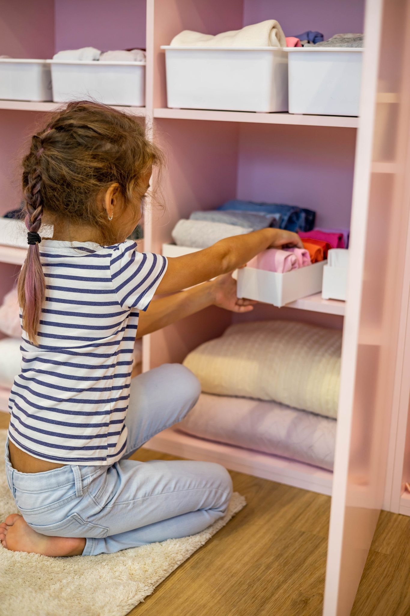 Petite fille et rangements verticaux