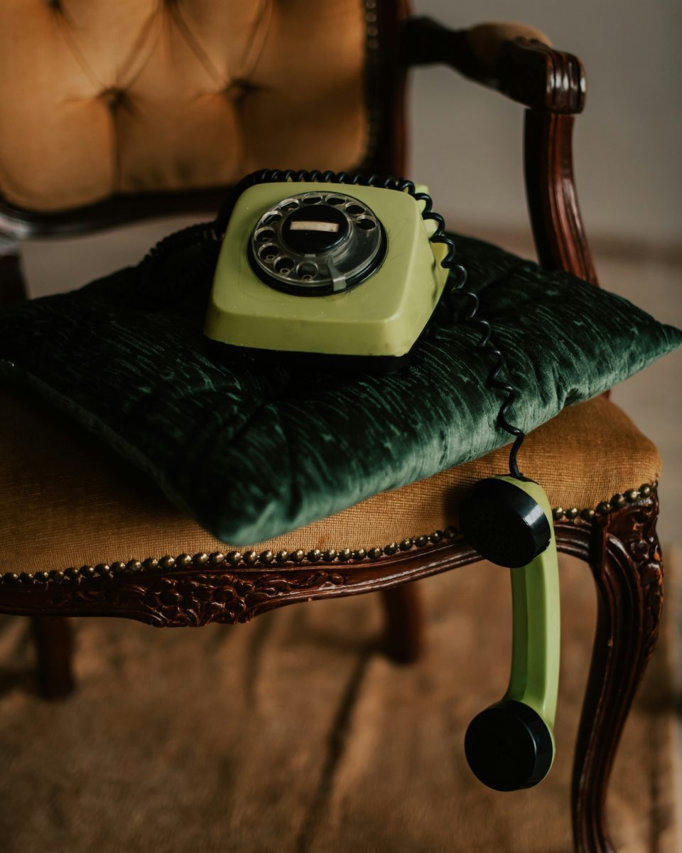 Meubler avec le style des années 1940 : vieux siège et téléphone à cadran