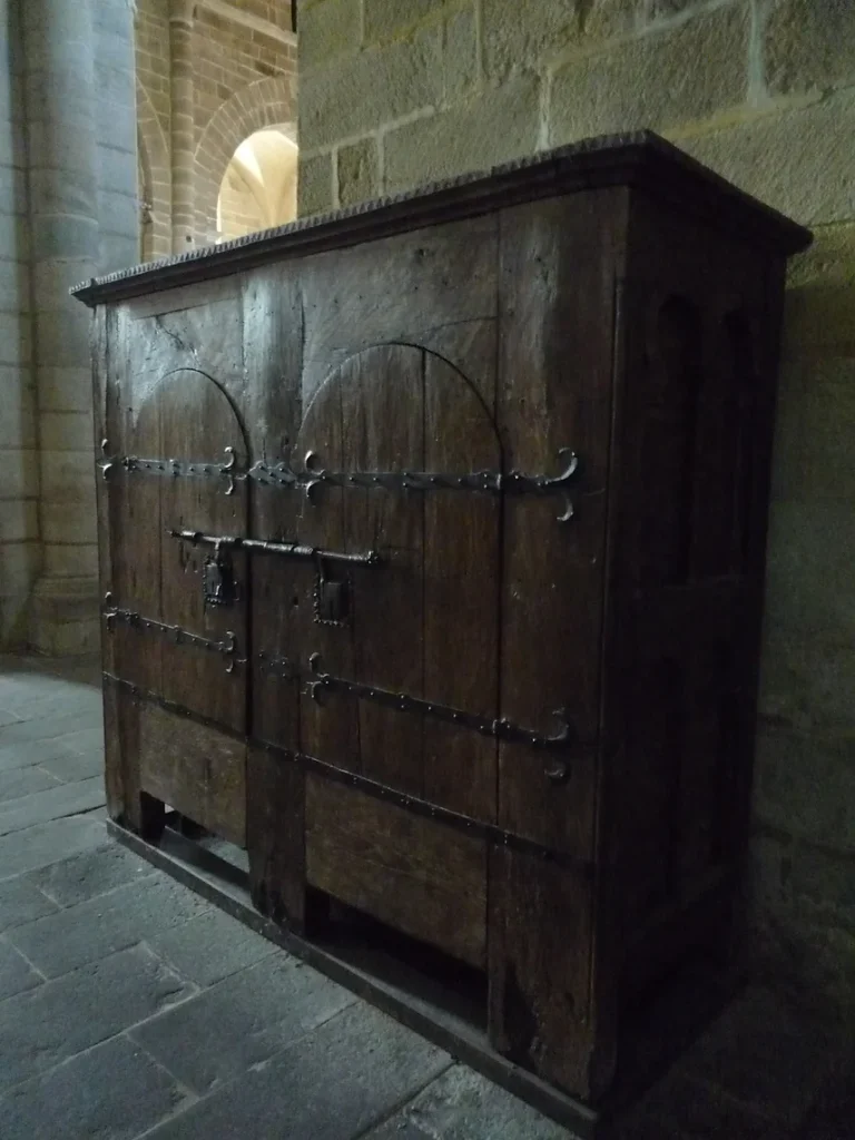 Armoire liturgique Aubazine, art roman