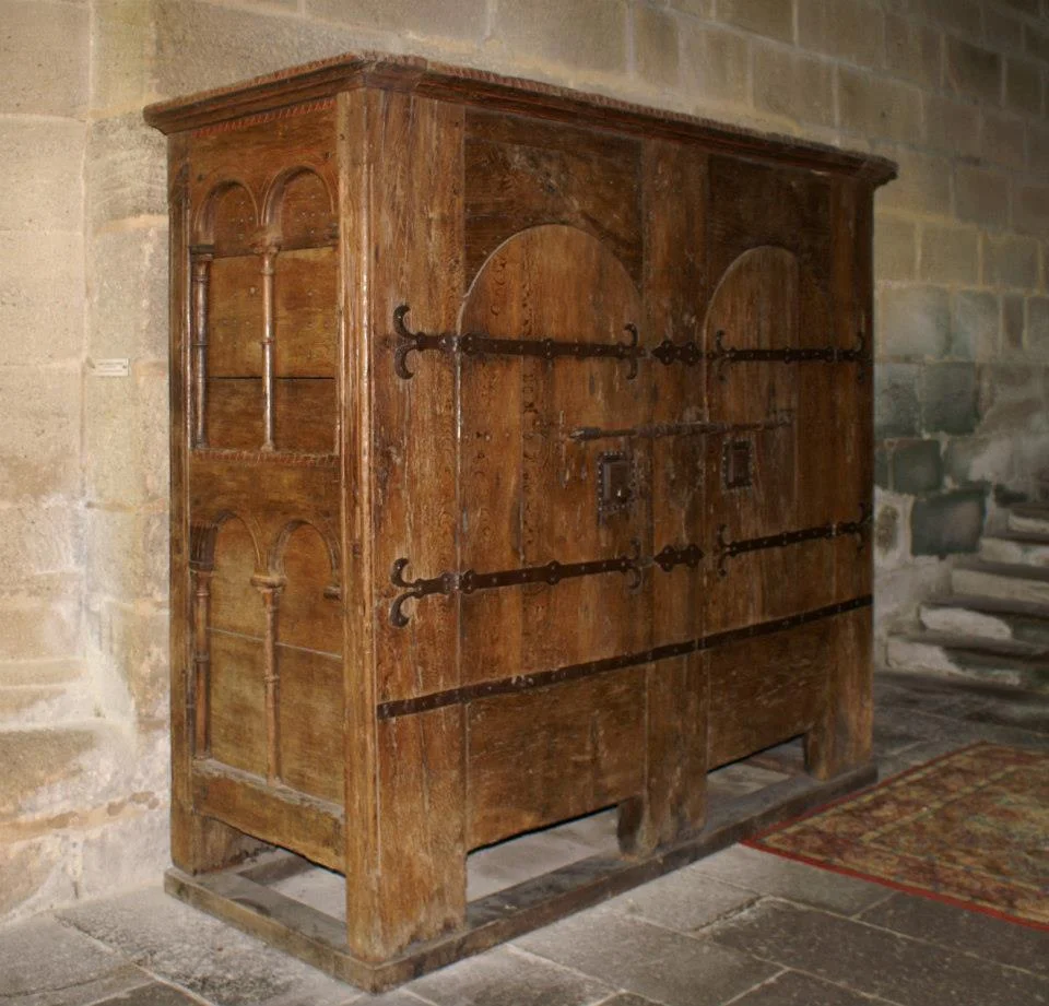 Armoire romane liturgique Aubazine, le plus ancien meuble de France