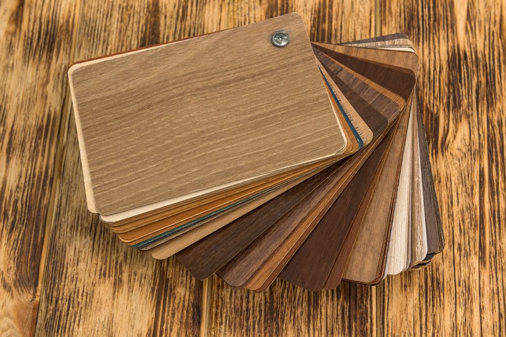 échantillon de différentes essences de bois et choix du matériau pour la fabrication de meubles en bois