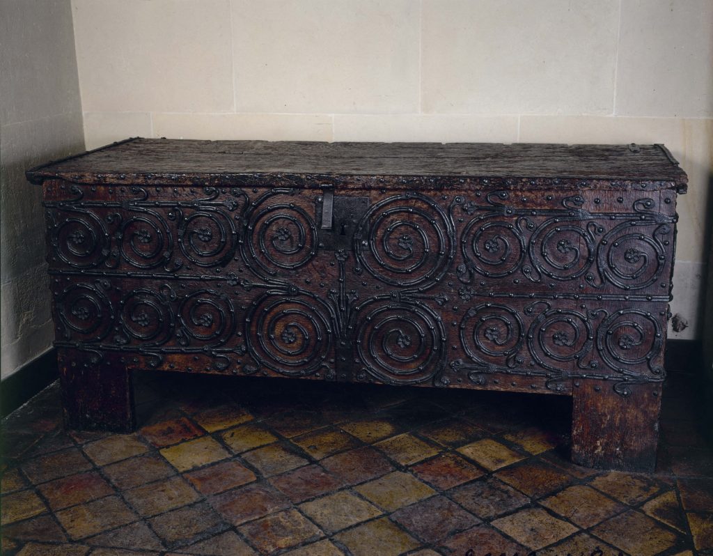 Coffre art roman, entre 1250 et 1270 en bois avec ornements