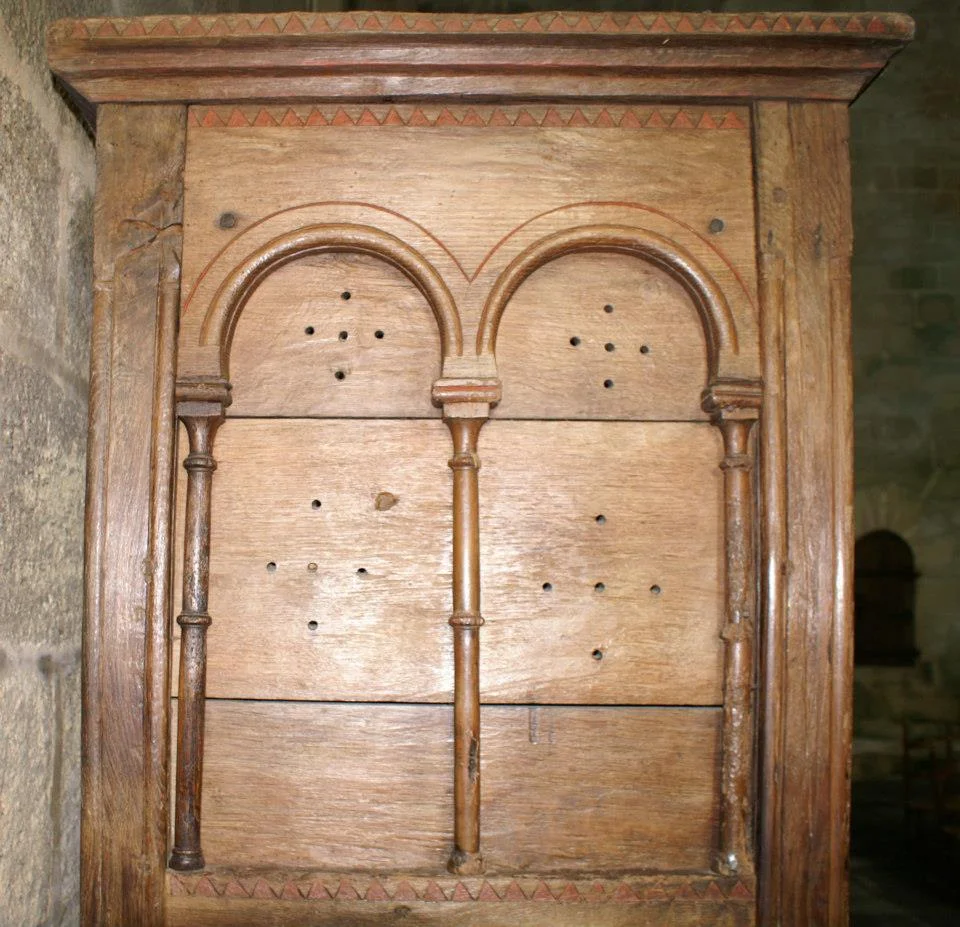 Armoire style roman, arcs sur le côté du meuble Aubazine (armoire liturgique médiévale)