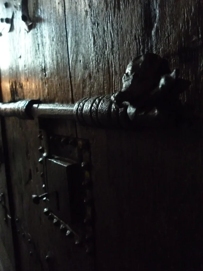 Armoire liturgique Aubazine, art roman, détail sur la serrure métallique