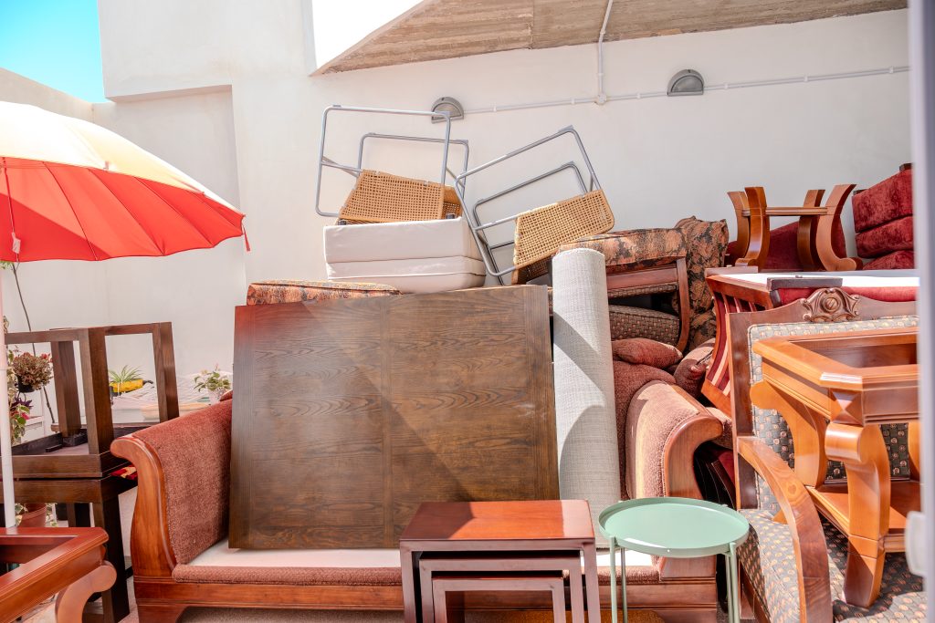 Mobilier domestique entreposé pour l'estimation