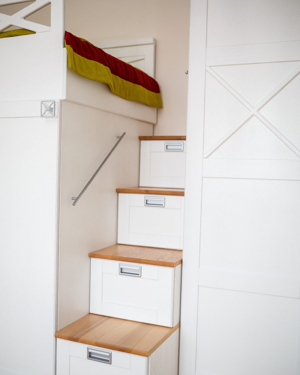 Astuce d'aménagement avec rangements comme escalier dans chambre d'enfant pour les petits intérieurs