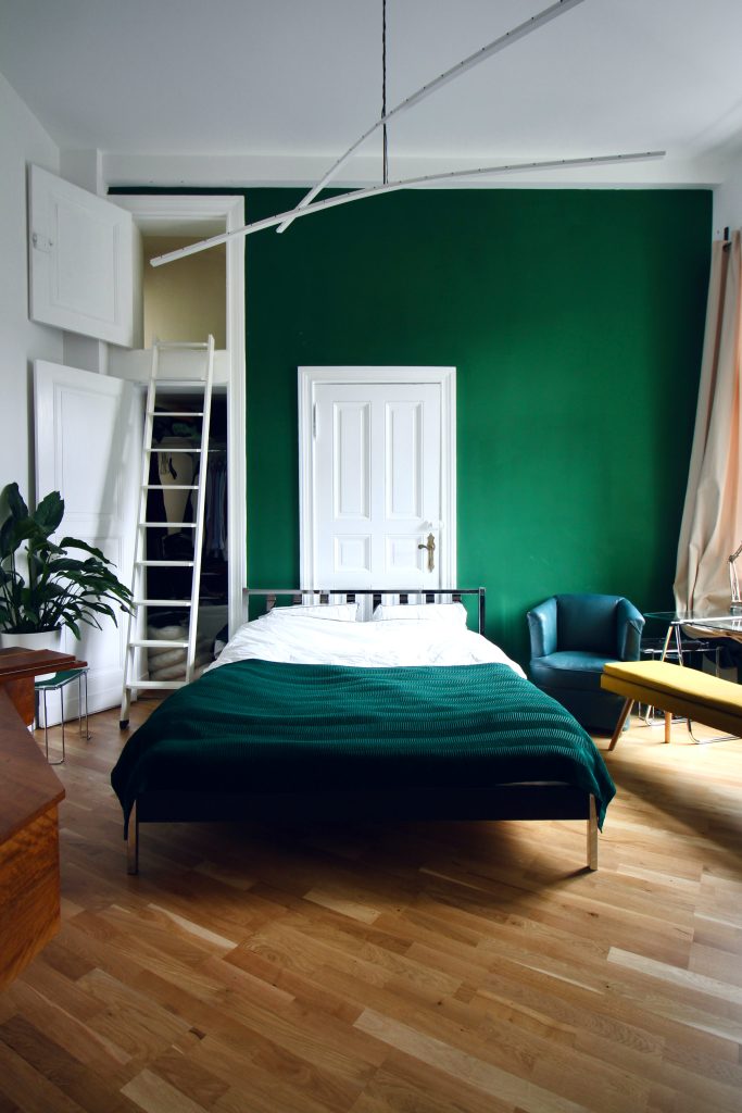 Chambre moderne peinte dans deux couleurs, présentant une décoration luxueuse et harmonieuse.