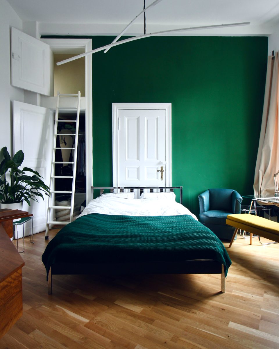 Chambre moderne peinte dans deux couleurs, présentant une décoration luxueuse et harmonieuse.