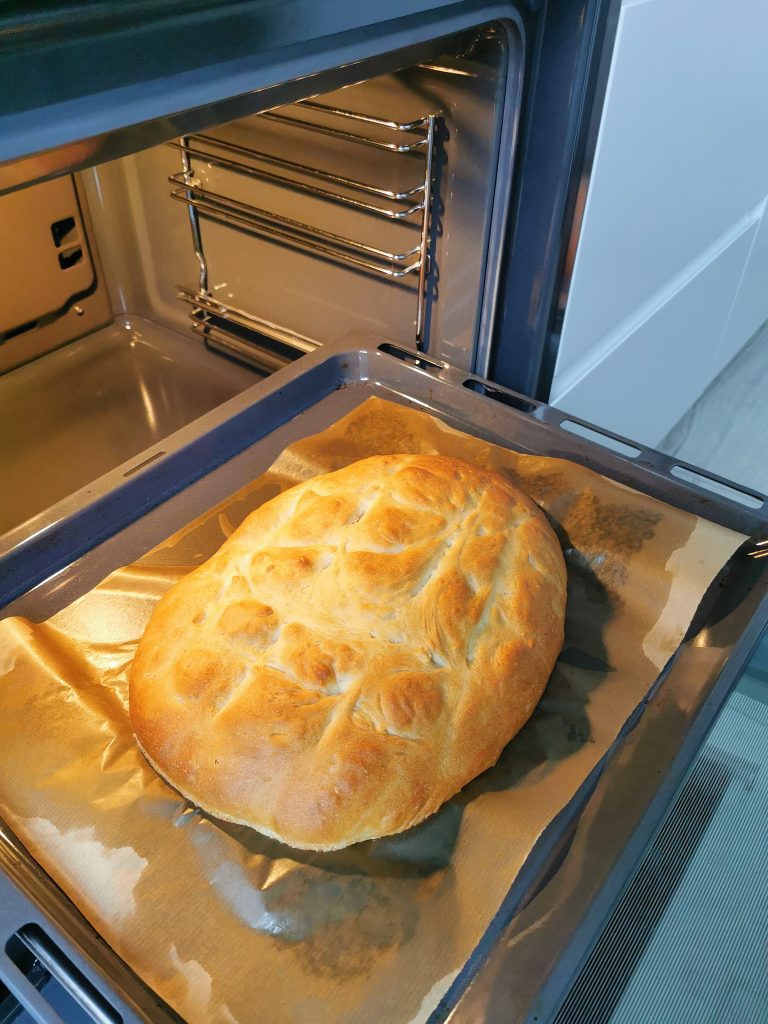 Pain fait maison fraîchement cuit dans le four