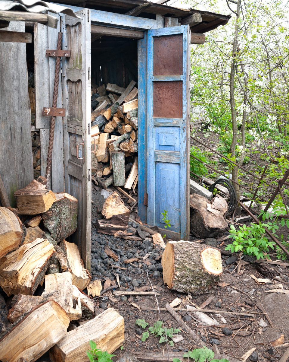Un abri en bois rempli de bûches de bois empilées