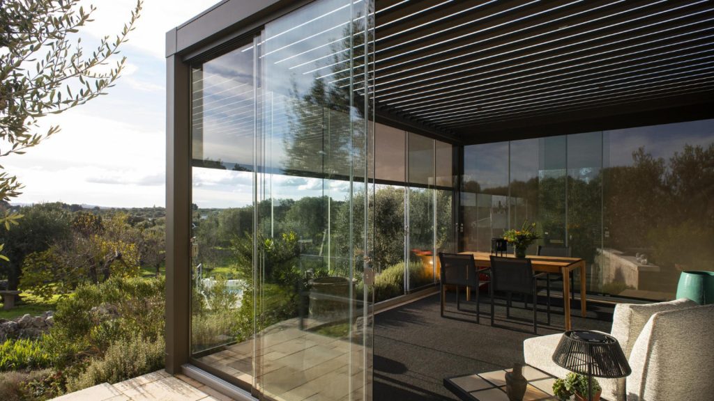 Comment relier votre jardin à votre maison grâce à une véranda en Isère ?